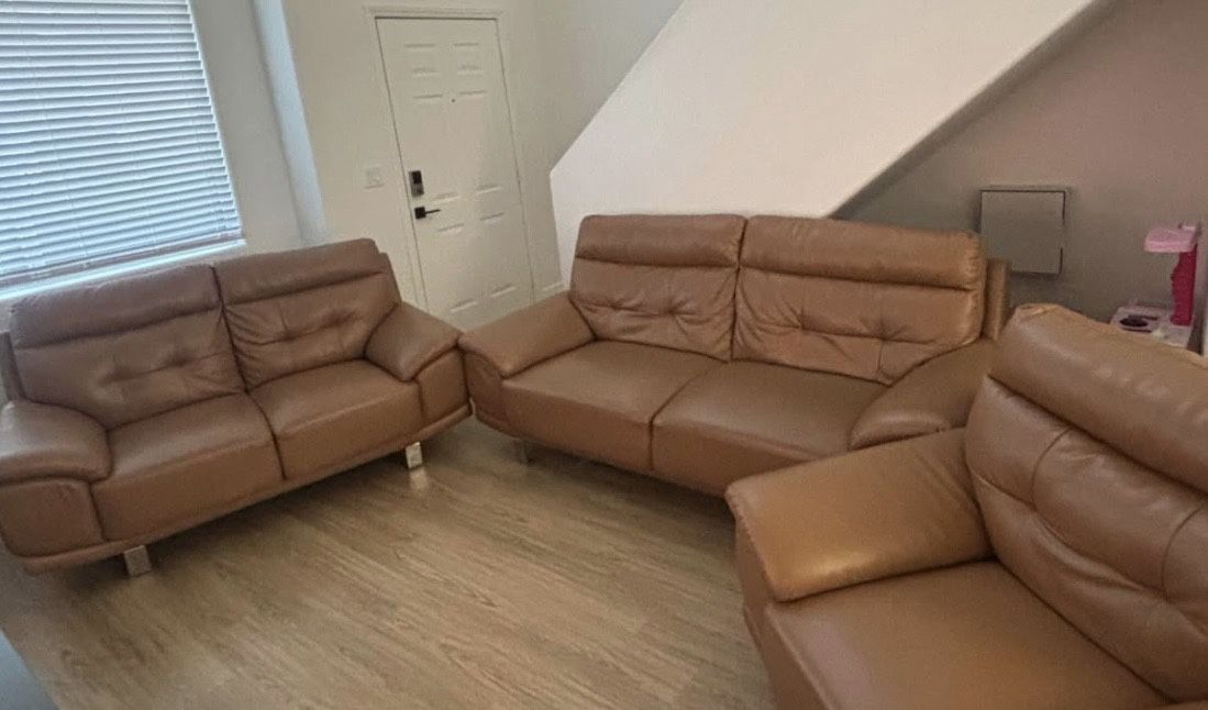 Beautiful Elegant Upscale Luxury Italian Leather Three Piece Sofa Loveseat And Chair