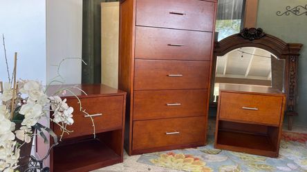 Gorgeous tall chest whit two Nigth stand