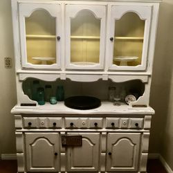 $450 - China Hutch Farm House  Style - 2-pieces, Excellent Condition, Beautiful Craftsmanship  
