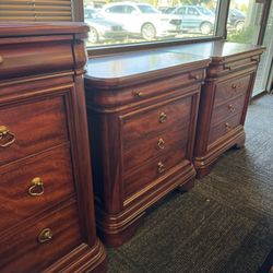 Traditional Oak Bedroom Set of 3 (Dresser and Nightstands)