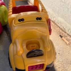 B. toys – Interactive Yellow School Bus Toy with Lights, Sounds & Dancing Passengers – Educational Vehicle Playset for Toddlers & Kids with 5 Figures 