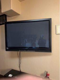 Hitachi 1080hd tv 55 in comes with wall mount