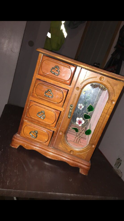 Jewelry box