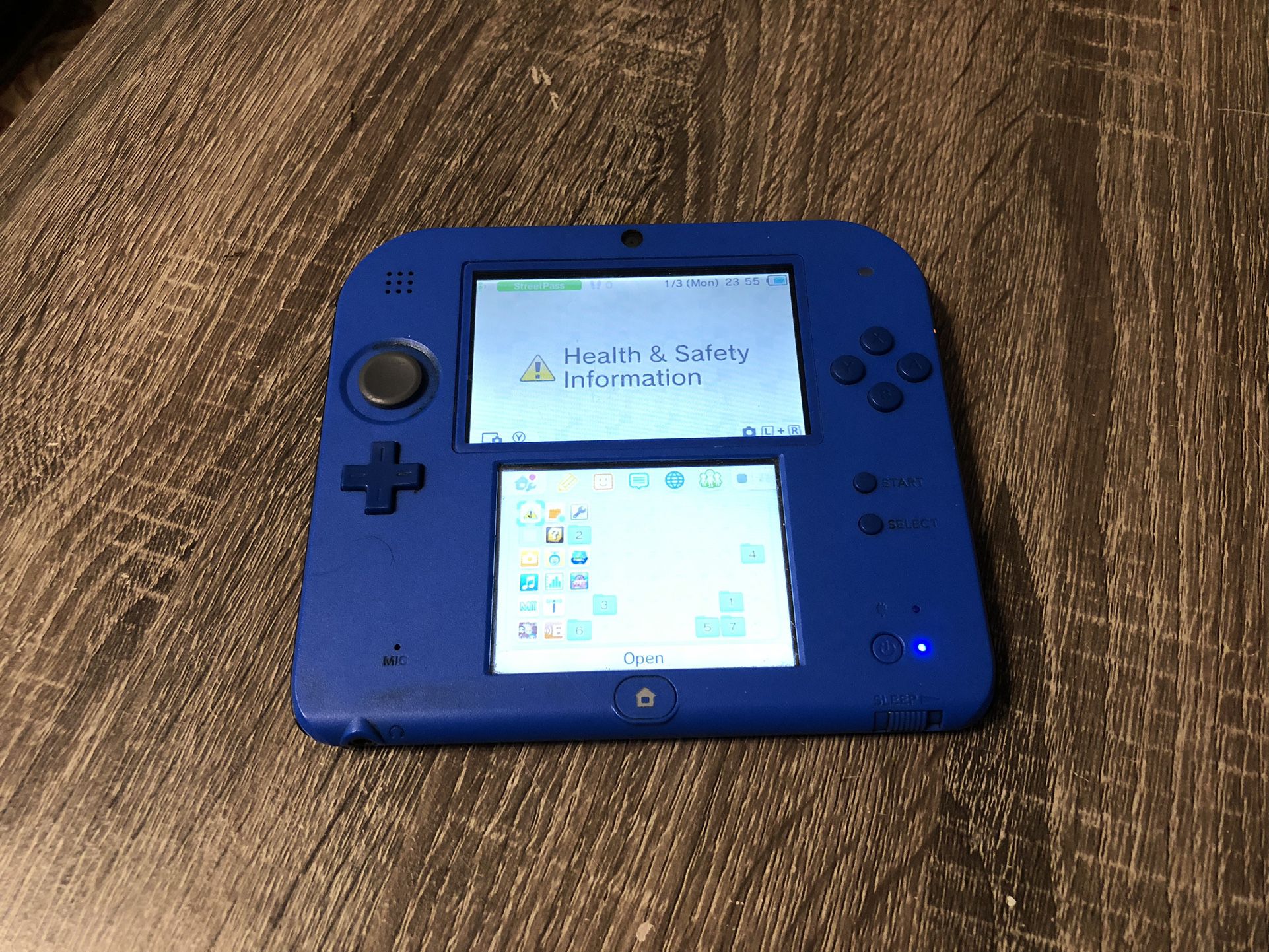 Nintendo 2ds-with 4 Games
