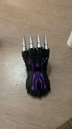 Black Panther Vibranium Claw Gauntlet Toy