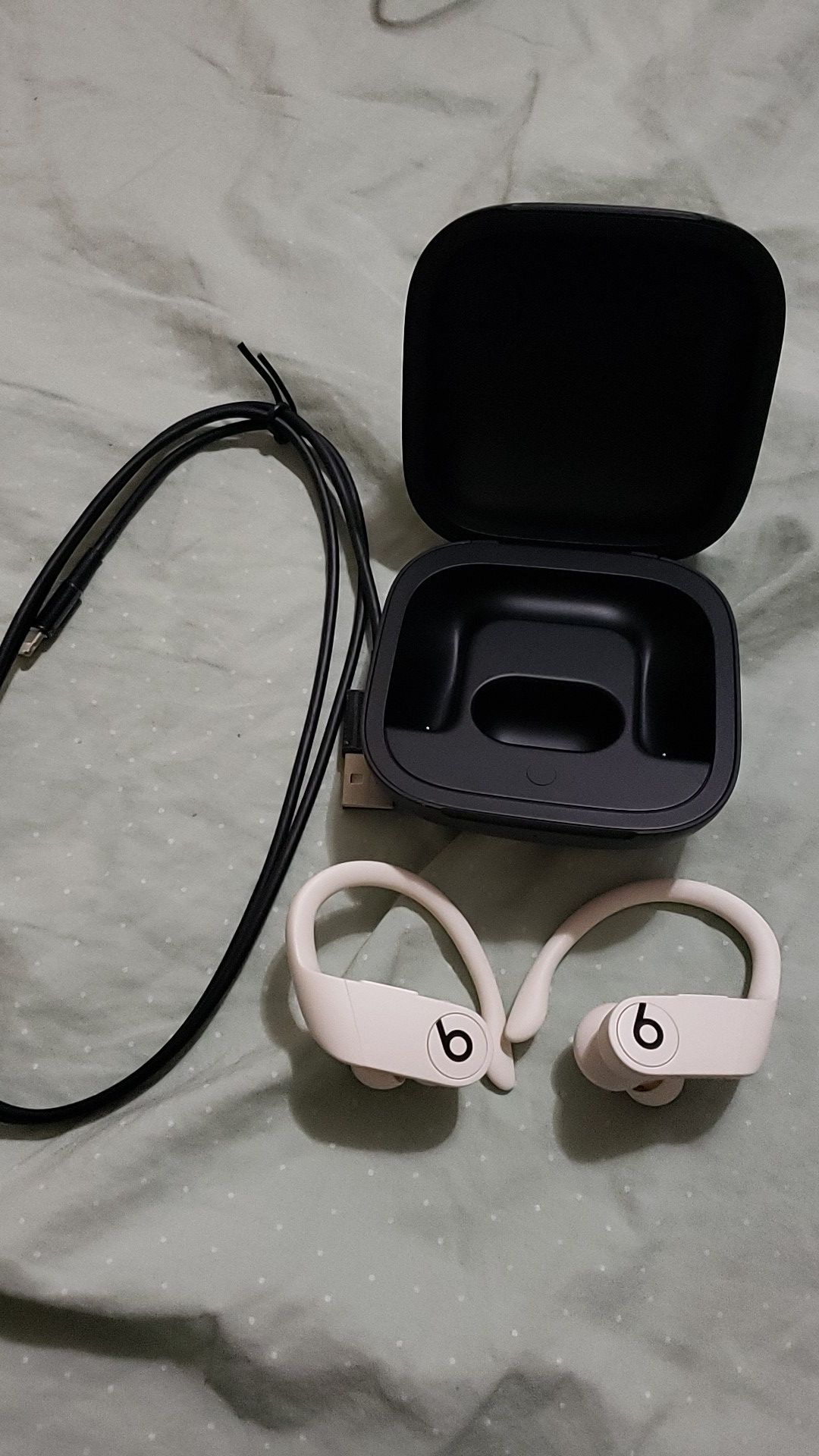 Powerbeats pro white