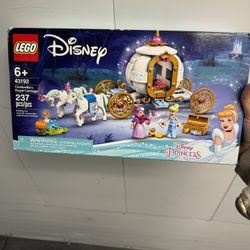 Cinderellas royal carriage and Elsa’s castle courtyard LEGO set