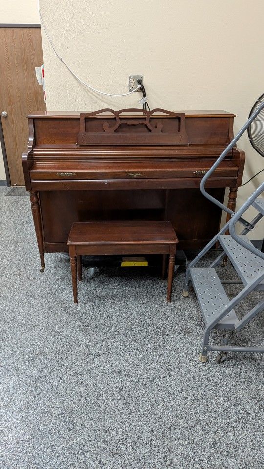 Wurlitzer Spinnit Piano. Good Condition. City Of Orange