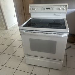 GE STOVE AND OVEN