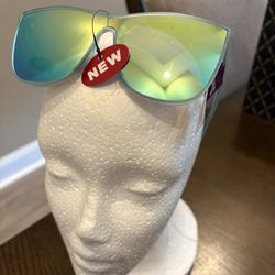 New with tags Unisex Pugs Fashion F6 Sunglasses. Shatter resistant.