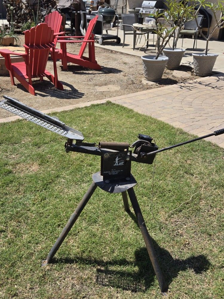 Otter Clay Pigeon Thrower