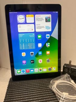Apple iPad 5th Gen 32GB WiFi 9.7” iPad—Space Gray-Excellent complete