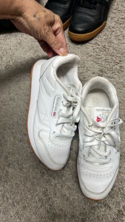 Reedbok white tennis shoes.