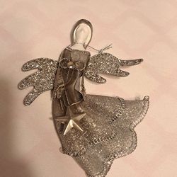 Beautiful 
Angel Ornament
Measures Approximately 7" 
I'm Unsure If It's Made Of Metal,But It Is Something Like Metal 
Excellent Preowned ConditionAnge