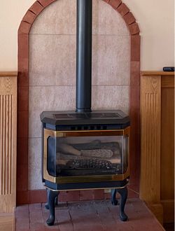 Freestanding gas fireplace