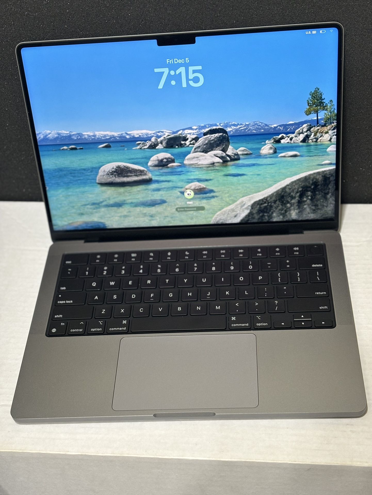 MacBook  Pro 14  2023 M3 / 1TB  ssd 8gb ram 