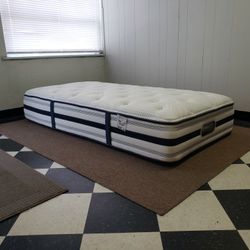 Twin size mattress - can DELIVER almost anywhere for $20 extra - gently used and in LIKE NEW condition 😍