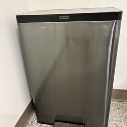 Rubbermaid Trash Can