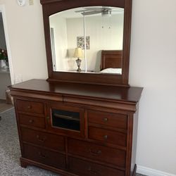 Queen Bed And Dresser Bedroom Set