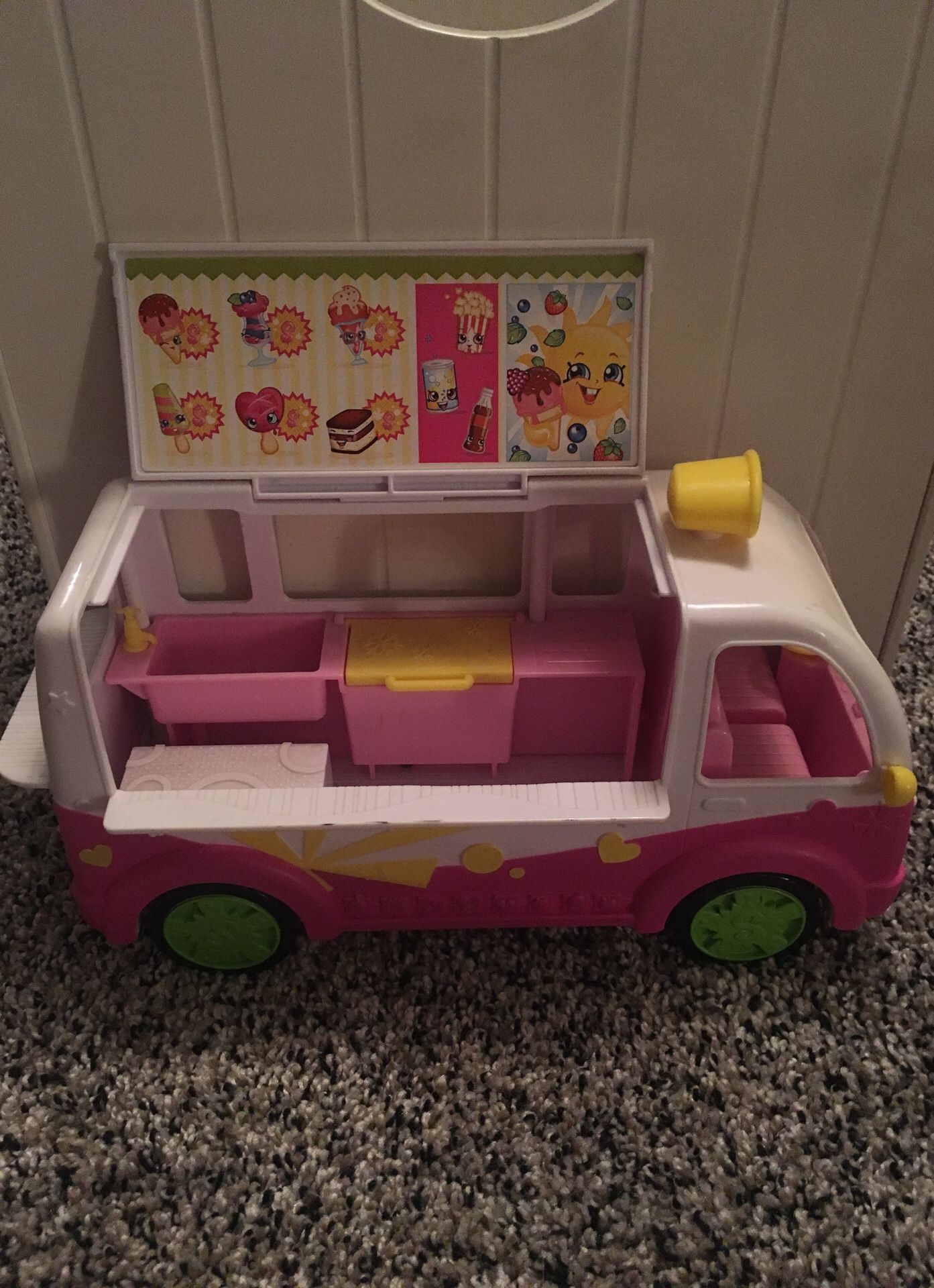 Shopkin bus