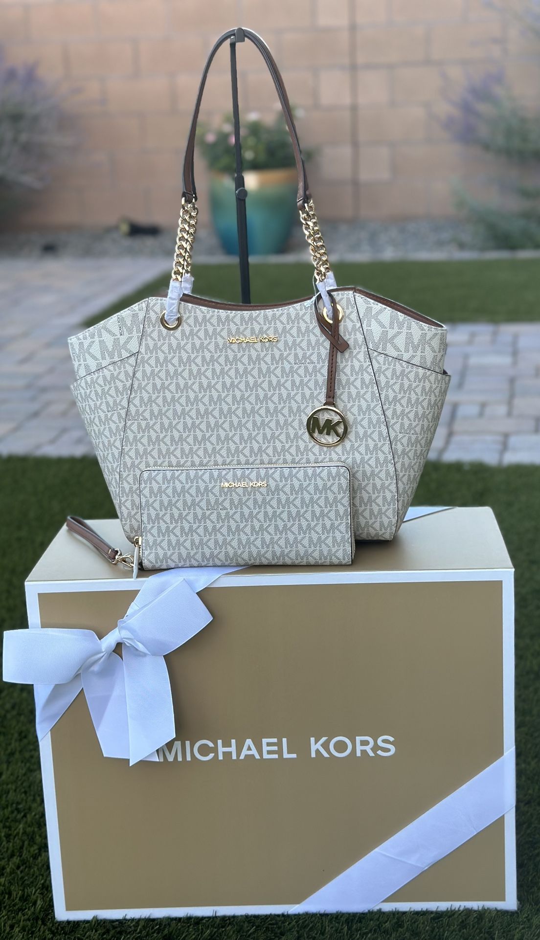 Michael Kors Jet Set Large Shoulder Bag with Wallet in Gift Box. Firm Price/Set MK en caja de rega