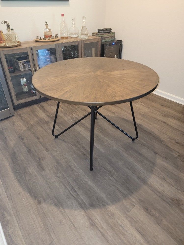 Dining Room Table Excellent Condition