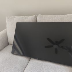 TCL 43"  QLED 4K  Smart TV With Wall Mount-Like New