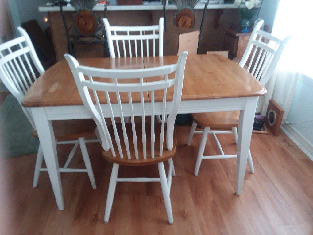 Kitchen table with leave and 4 sturdy chairs.