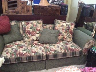 Couch w/Matching Pillows