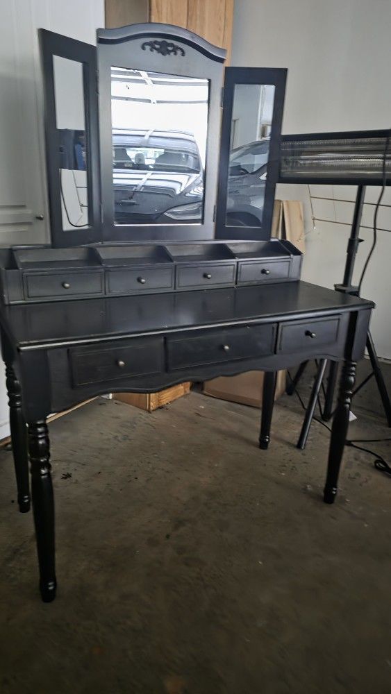 Makeup vanity with Seat For Sale 