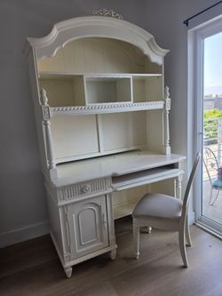 Work / study station (table, shelves, chair)