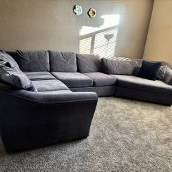 Extra-Large Sectional Couch (Seats 7-8)