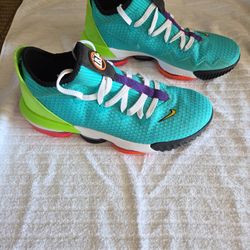 Nike LeBron James Sneakers 9.5 Mens