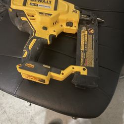 Dewalt 18 G Nail Gun With 2amp Battery 
