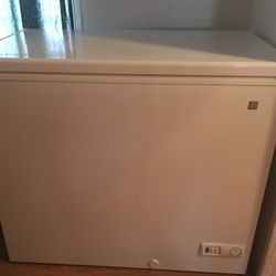 GE 7.0 Cu.Ft. Manual Defrost Chest Freezer