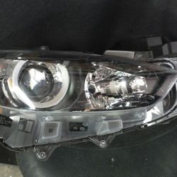 18 Mazda 3 Rt sd headlight.
