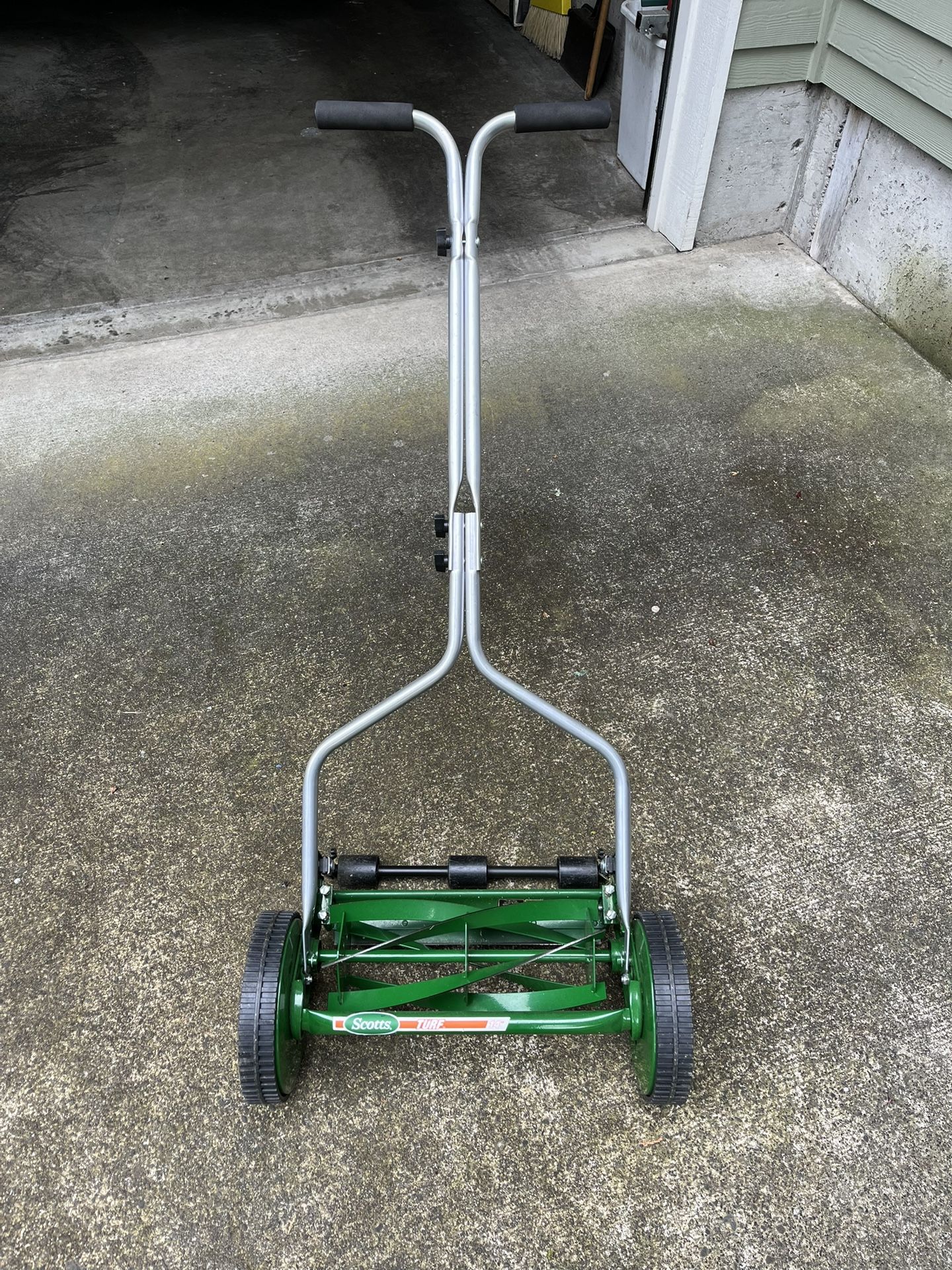 Scott’s Turf 14” Wide Reel Mower