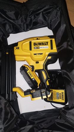 BRAD NAILER 18 GA KIT    DEWALT NEW!!