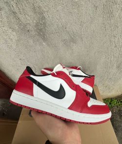 AIR JORDAN 1 RETRO LOW OG color black red and white size 9.5 it’s new with the box