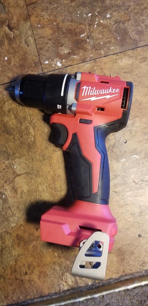 MILWAUKEE M18 BRUSHLESS 1/2 INCH DRILL DRIVER (NEW)