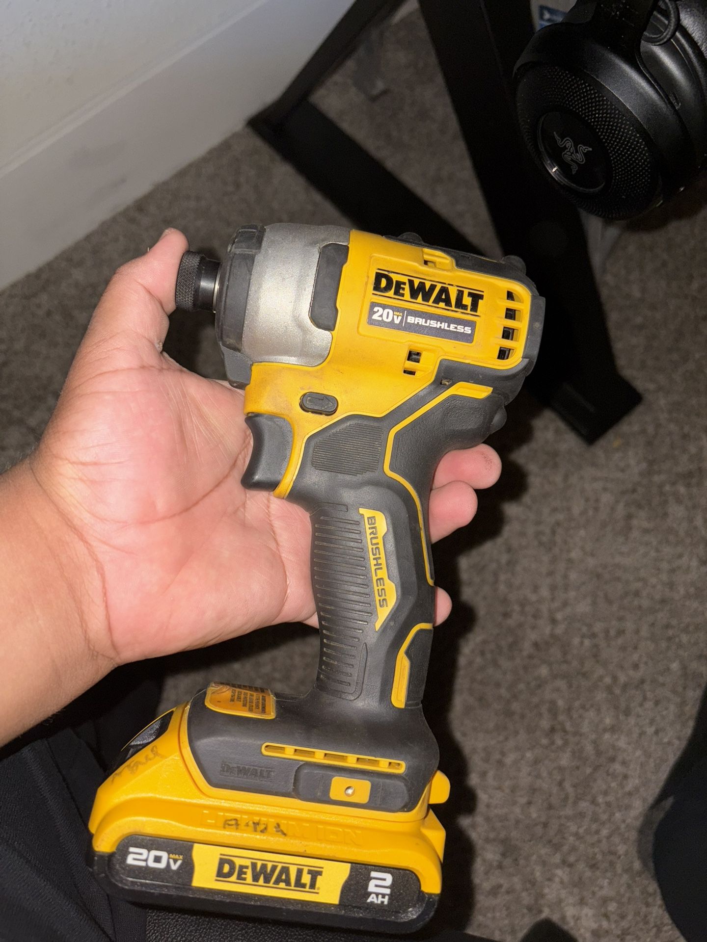 1/4 inch Dewalt cordless impact driver w/ 2Ah battery