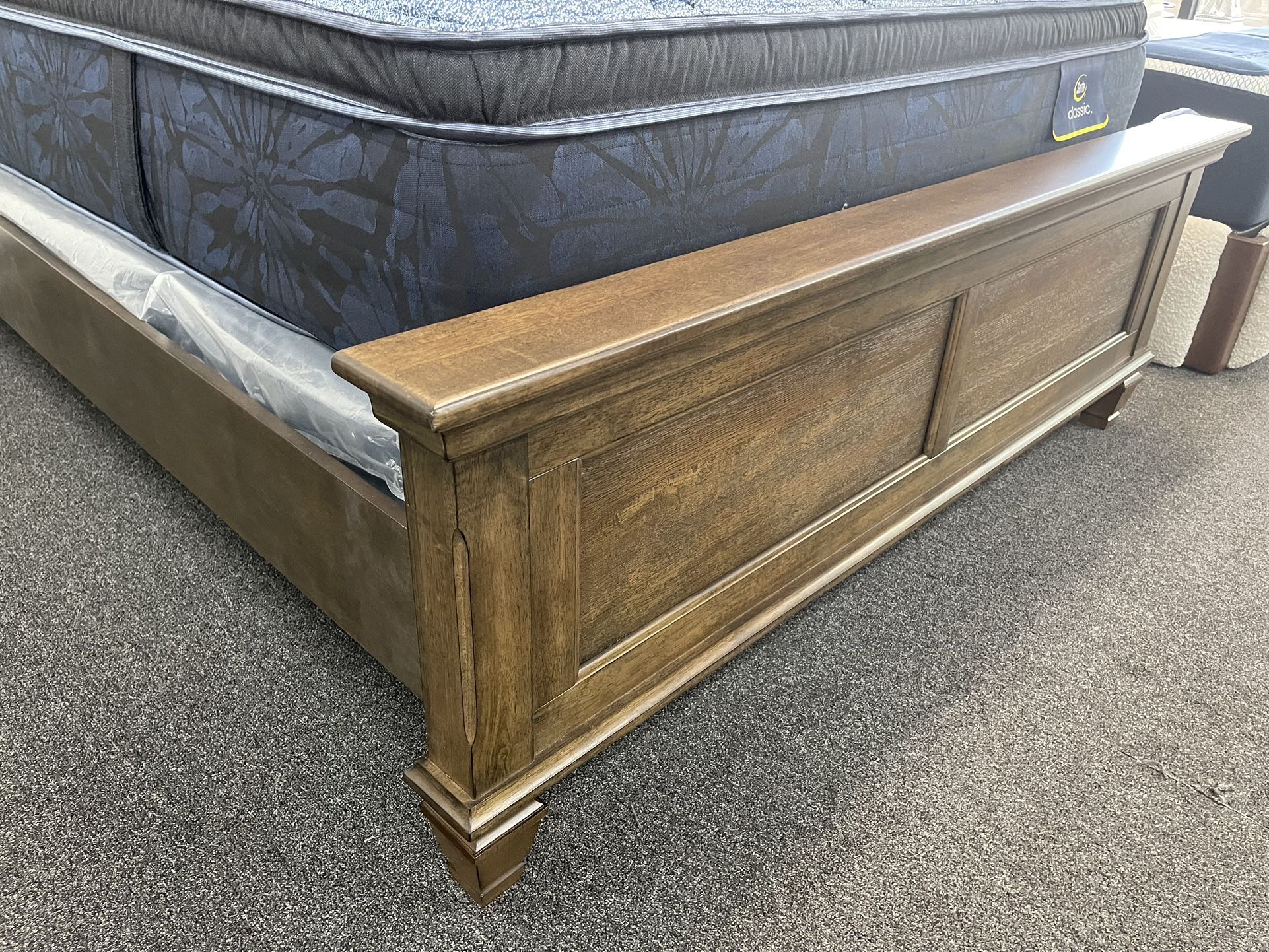 QUEEN SIZE BED FRAME SOLID WOOD ( Mattress No Included)