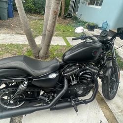  Harley-Davidson 883