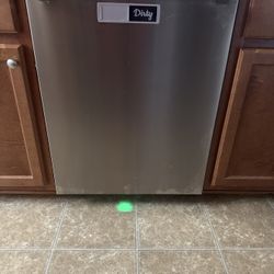 💧 Electrolux Stainless Steel Dishwasher – Like New