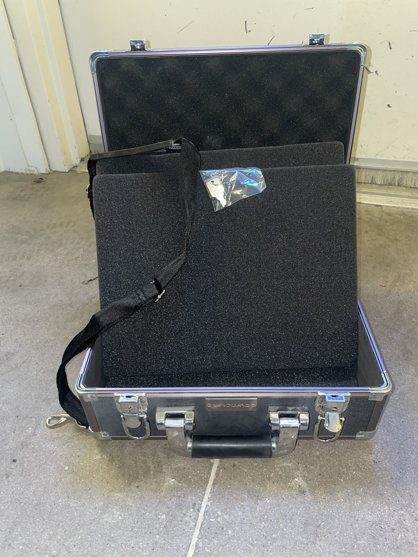 Hard Case Carry On Vanguard Pluck and Pull Foam Interior 15x9x4 Interior With Keys
