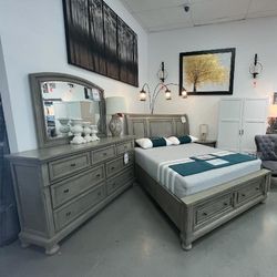 QUEEN SIZE BED  PLATFORM VERY SOLID!! BIG STORAGE DRAWERS!!!  DIFFERENT COLORS AVAIL..  