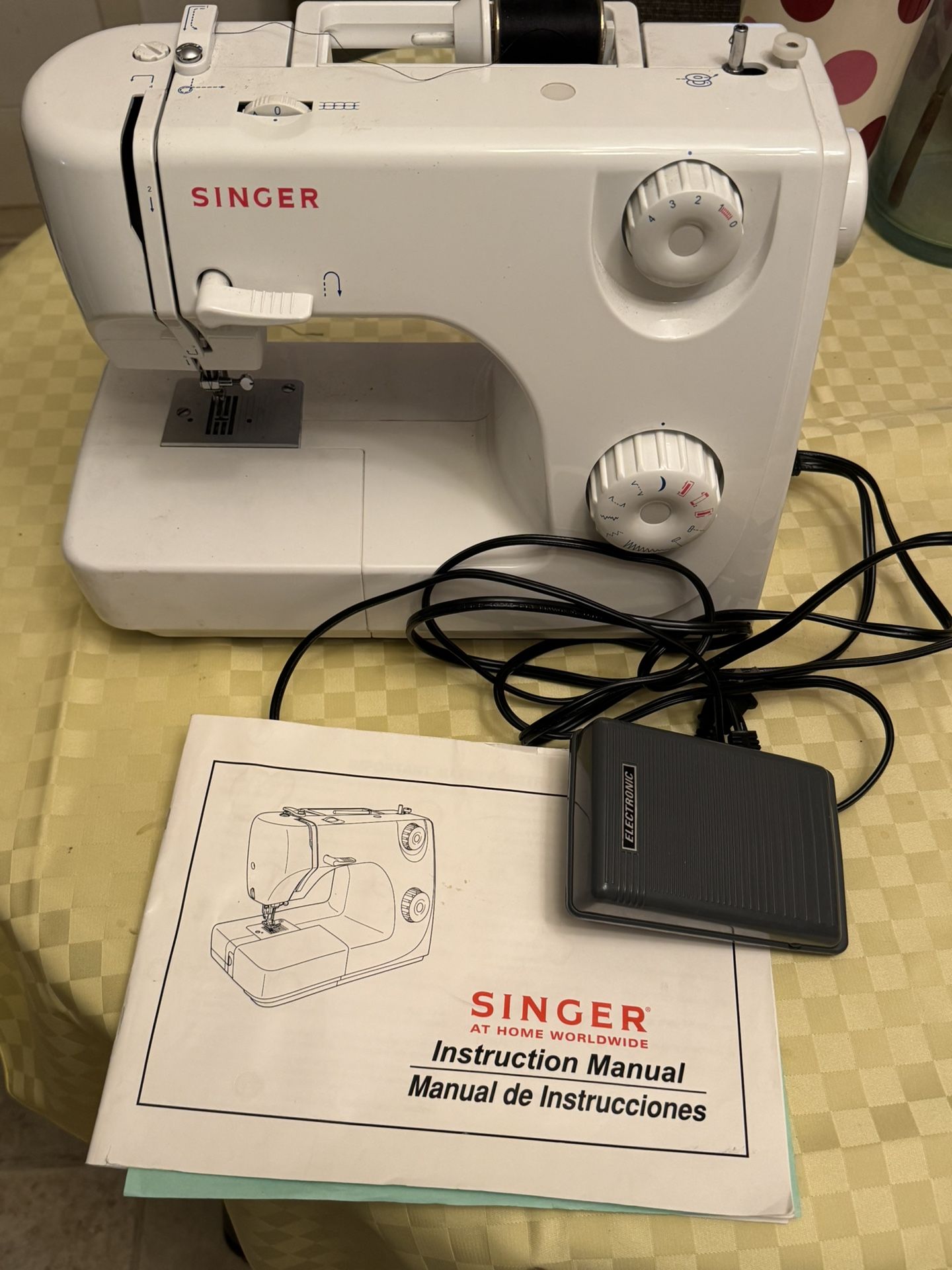 Singer Sewing Machine In Beautiful Condition