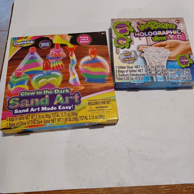 New Glow in dark Sand art kit with 6 bottles
and
Holographic Slime kit.
New in box
Take both - 2 for $5
Great fun activities craft toys for girls