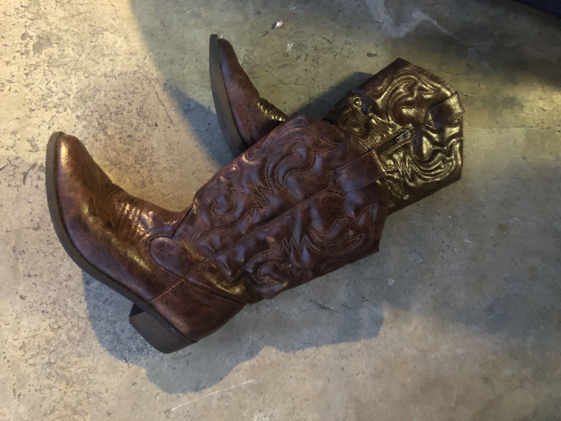 Cowgirl boots (size 6)