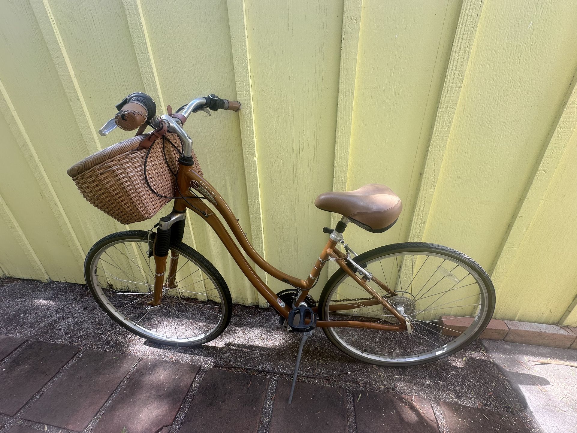 Schwinn SR-Suntour Hybrid Bike